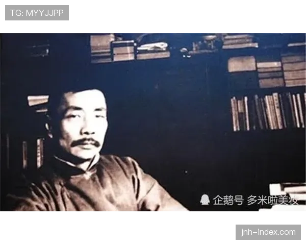 王昶训练完直接瘫在场边啃蛋白棒,这自律狠人连喘气都像掐着秒表 王昶训练完直接瘫在场边啃蛋白棒,这自律狠人连喘气都像掐着秒表